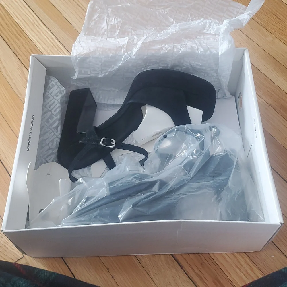 Steve Madden Black Block Heel Sandals - Picture 9 of 11